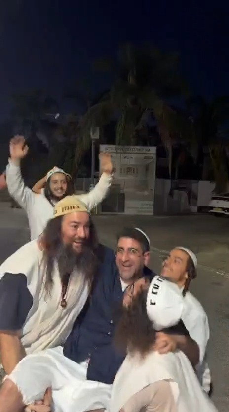 זופניק: הנחנחים חוגגים יום הולדת עם יוסי עבדו