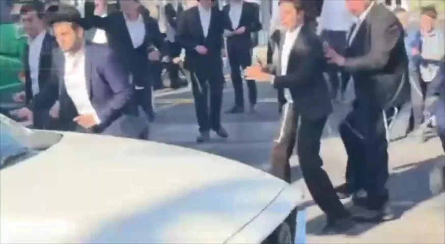 החלה הפגנת הפלג | כביש 4 נחסם לתנועה | תיעוד: המפגינים יורדים לכביש - אחד מהם נדרס