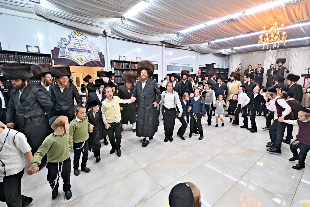 סוכות בחצר הקודש ספינקא בית שמש