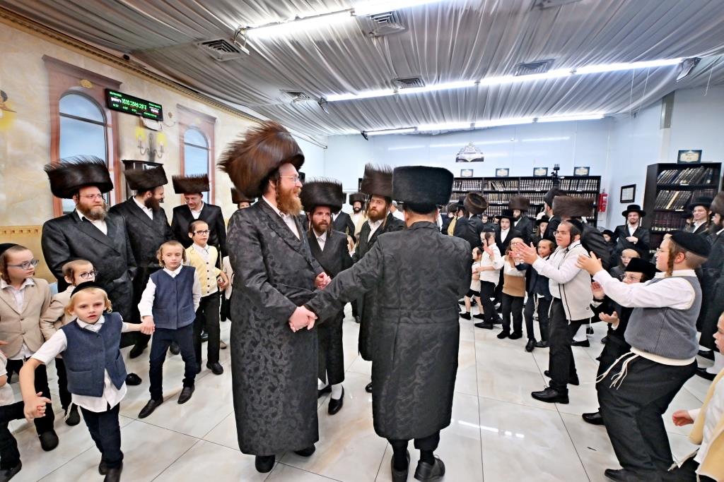 סוכות בחצר הקודש ספינקא בית שמש