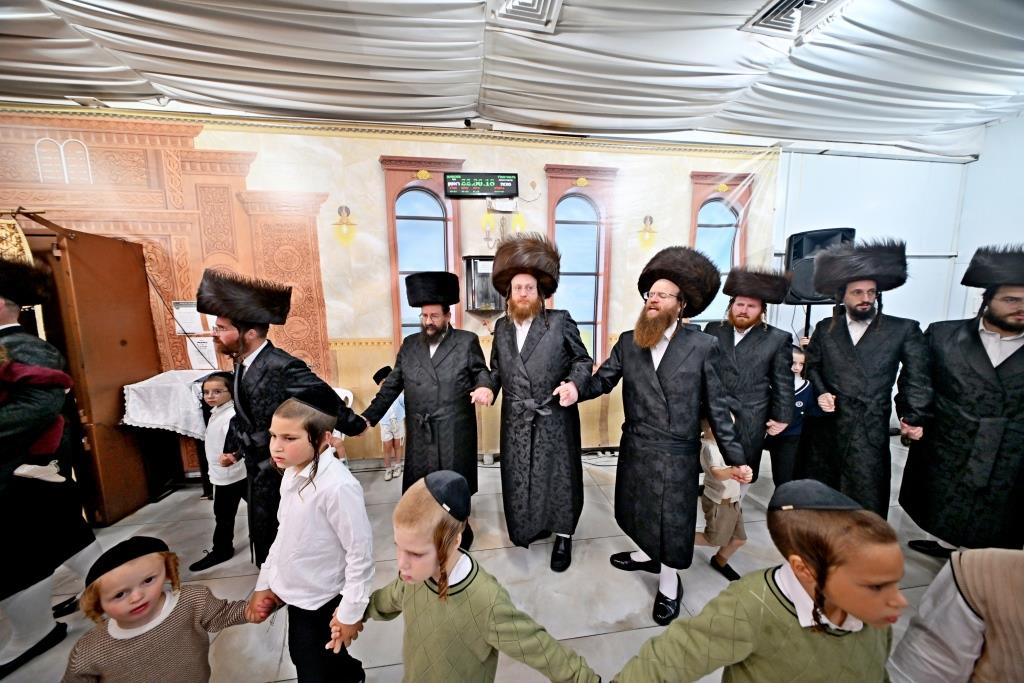 סוכות בחצר הקודש ספינקא בית שמש