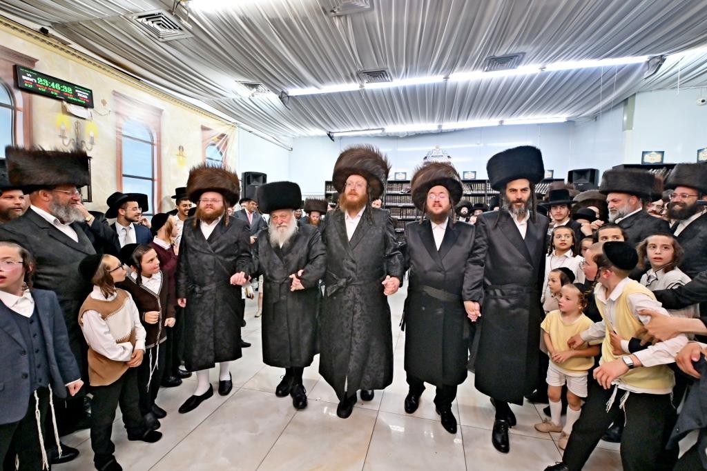 סוכות בחצר הקודש ספינקא בית שמש