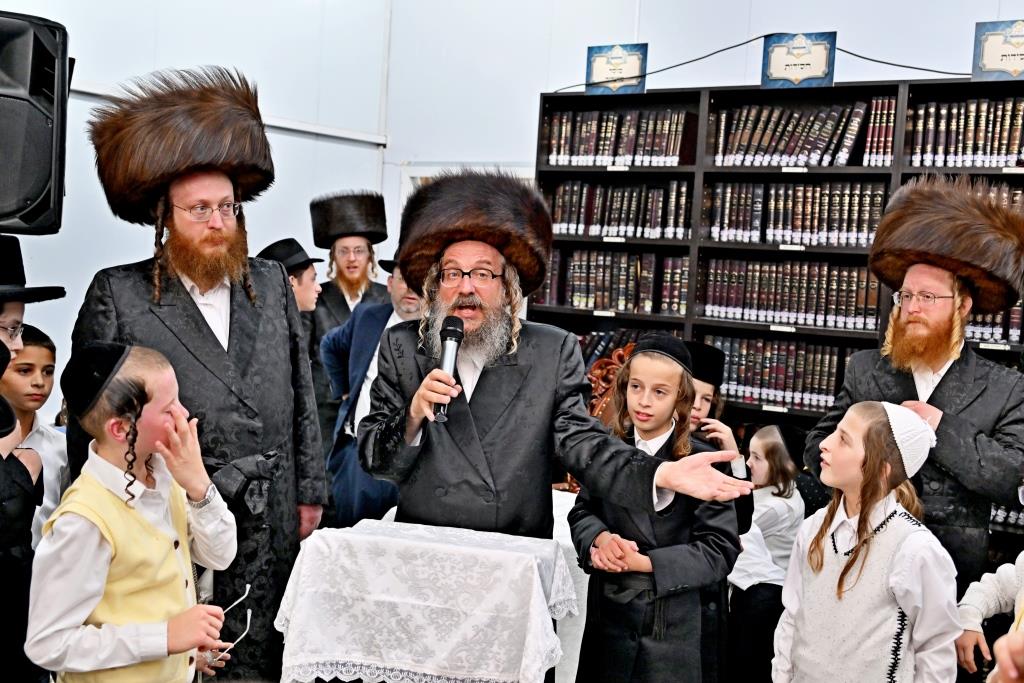 סוכות בחצר הקודש ספינקא בית שמש