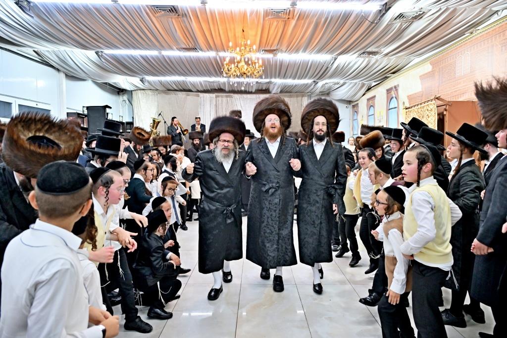 סוכות בחצר הקודש ספינקא בית שמש