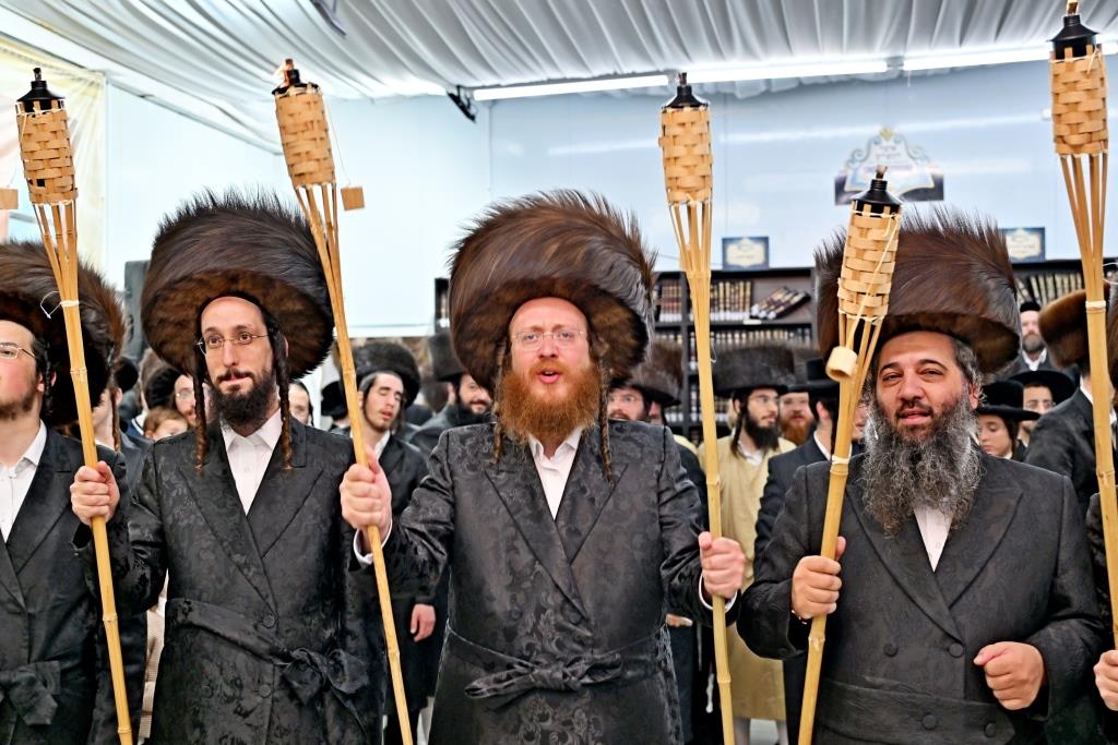 סוכות בחצר הקודש ספינקא בית שמש