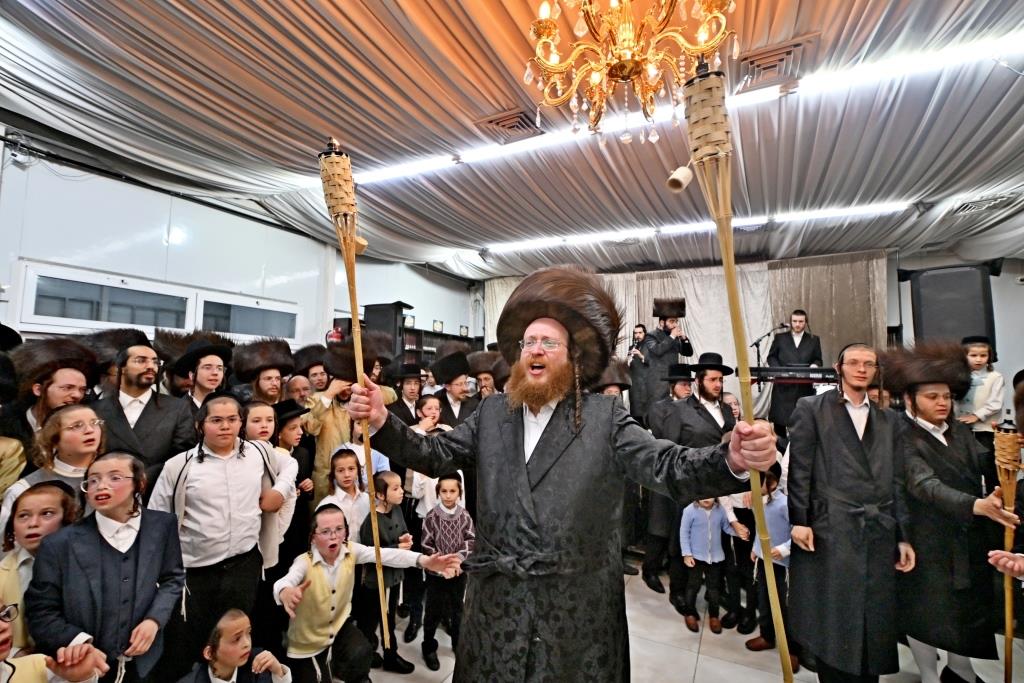 סוכות בחצר הקודש ספינקא בית שמש
