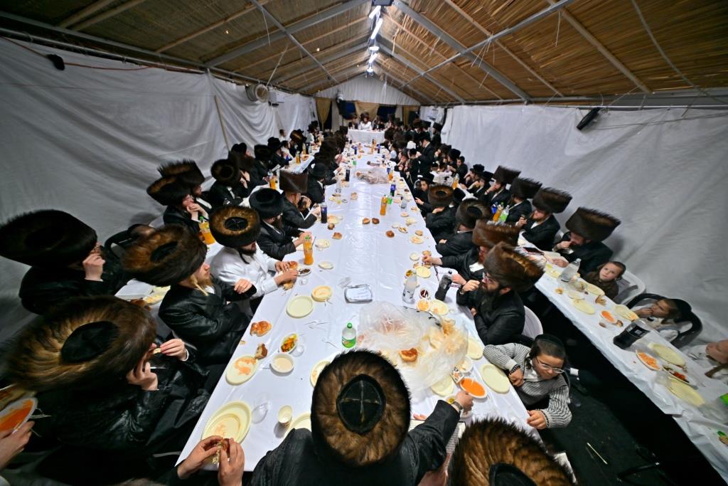 סוכות בחצר הקודש ספינקא בית שמש