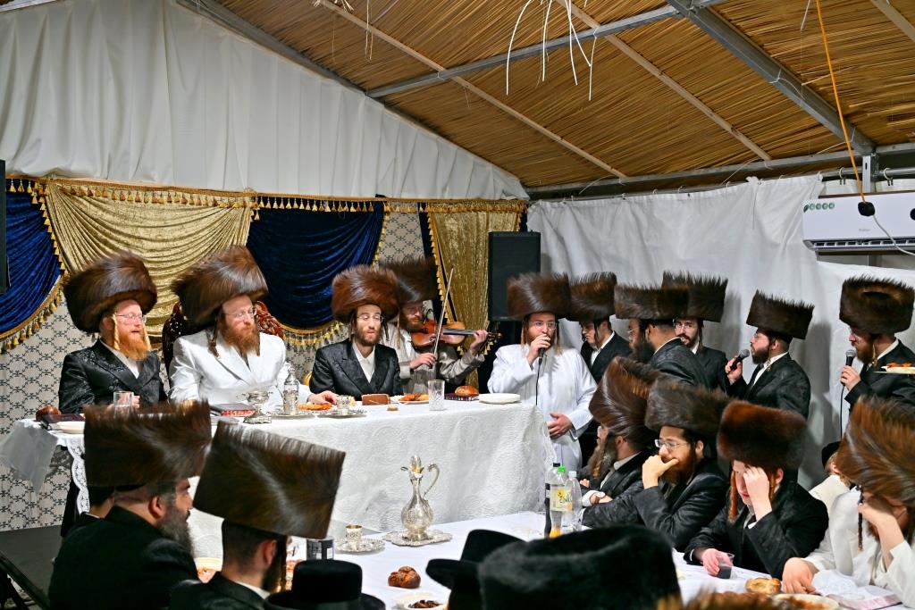 סוכות בחצר הקודש ספינקא בית שמש