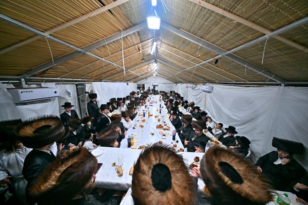 סוכות בחצר הקודש ספינקא בית שמש
