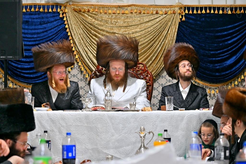 סוכות בחצר הקודש ספינקא בית שמש