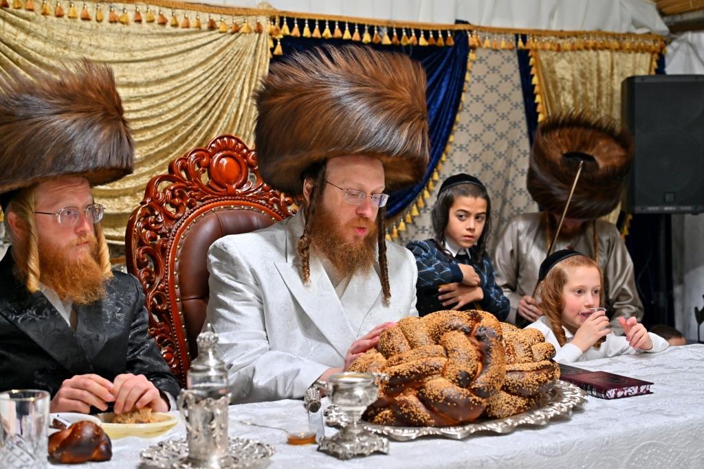 סוכות בחצר הקודש ספינקא בית שמש