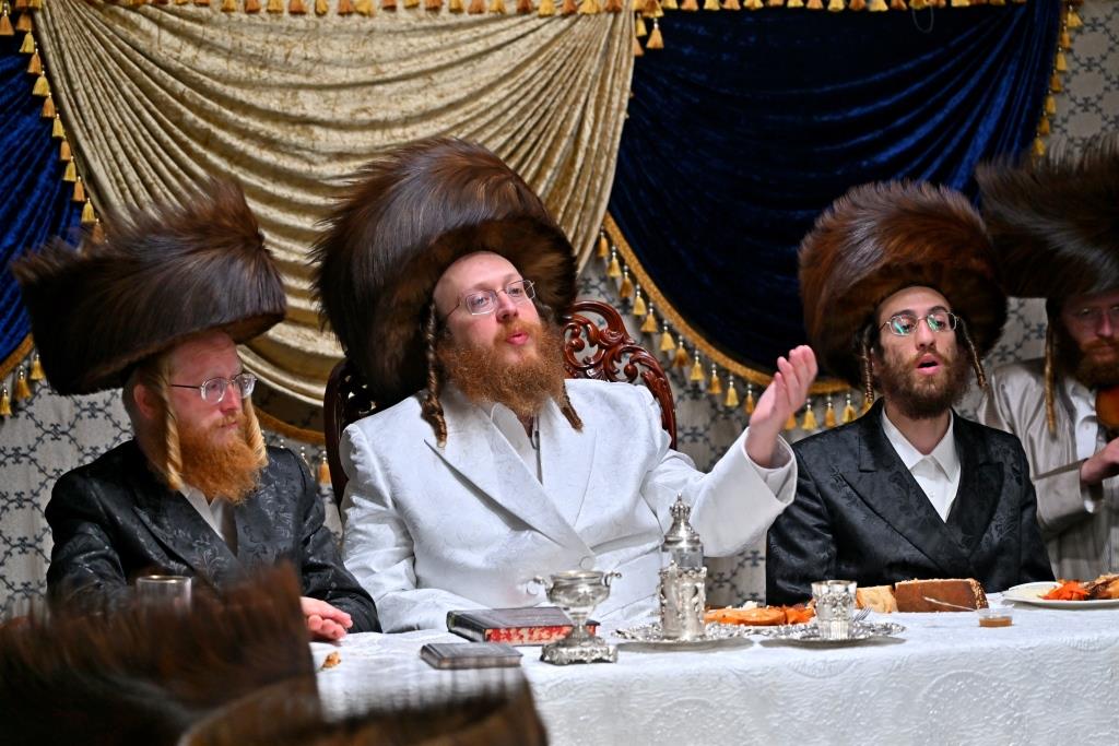 סוכות בחצר הקודש ספינקא בית שמש