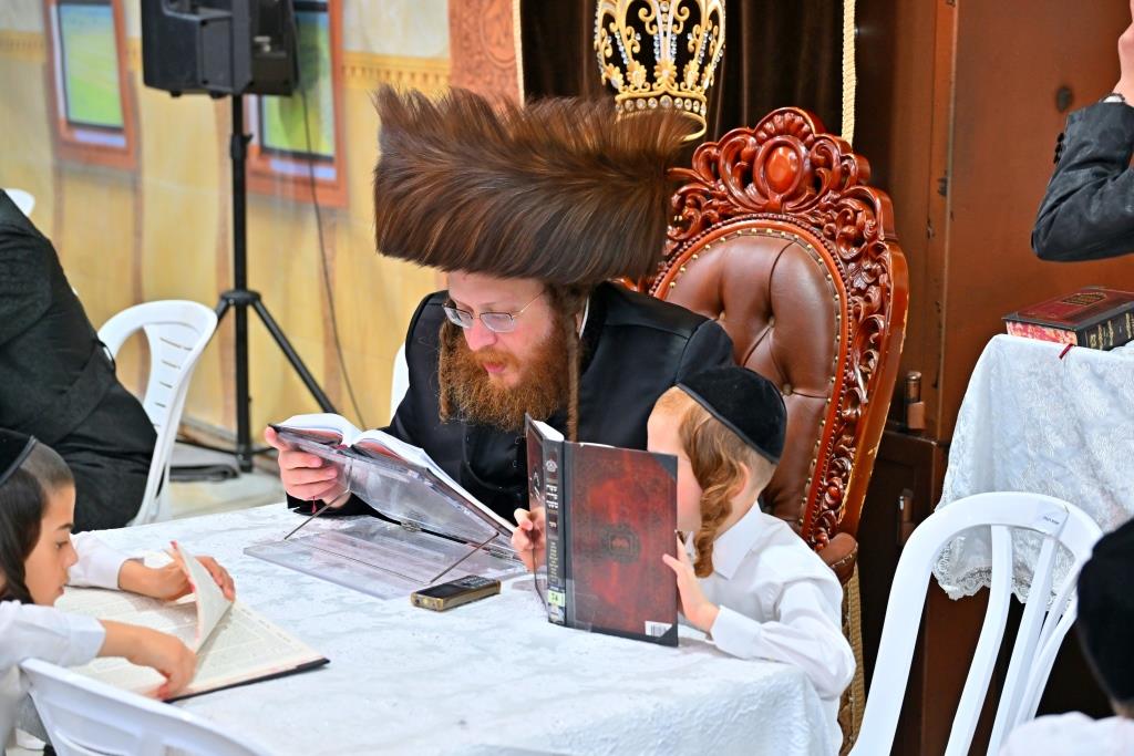סוכות בחצר הקודש ספינקא בית שמש