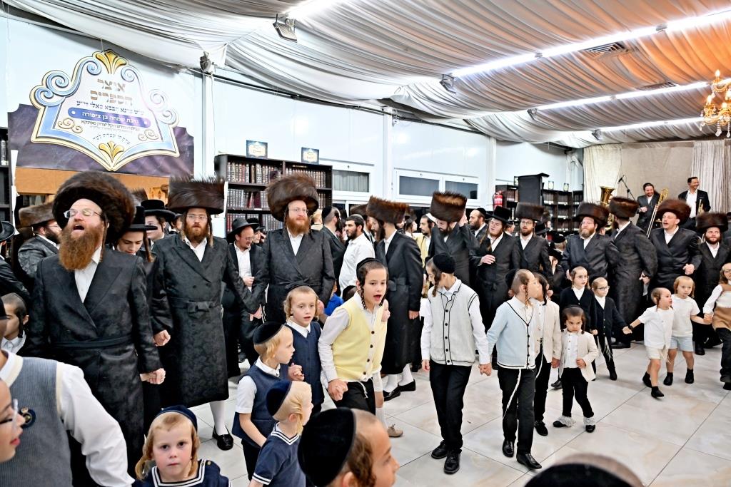 סוכות בחצר הקודש ספינקא בית שמש