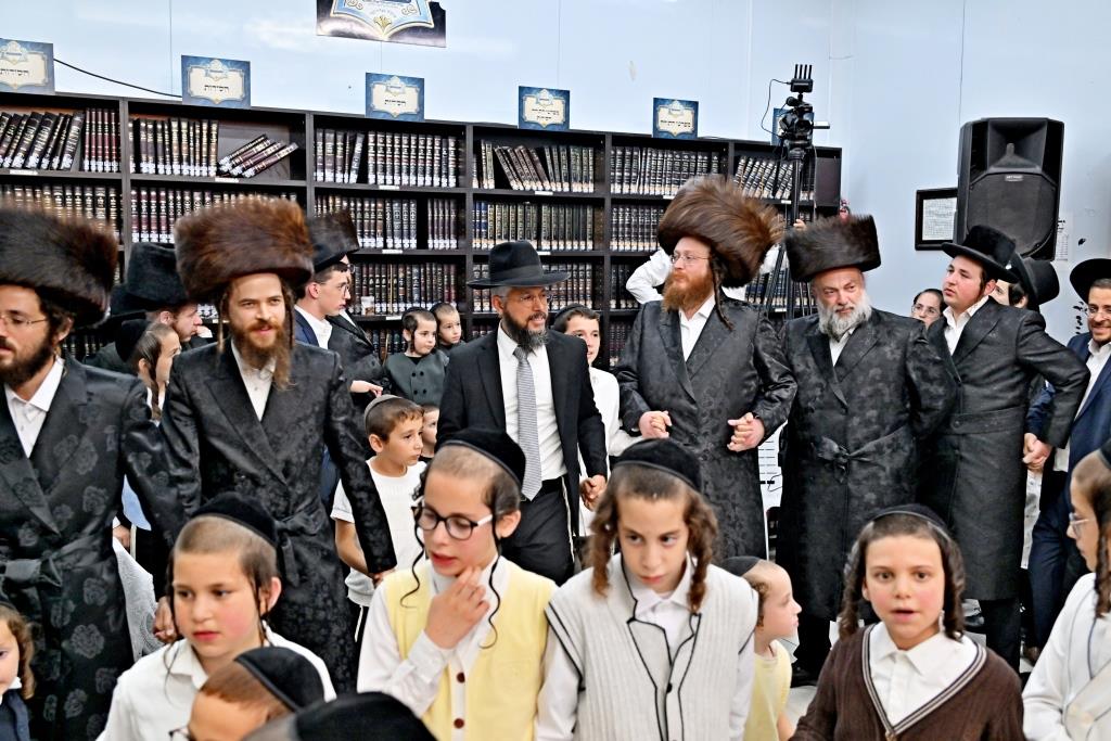סוכות בחצר הקודש ספינקא בית שמש