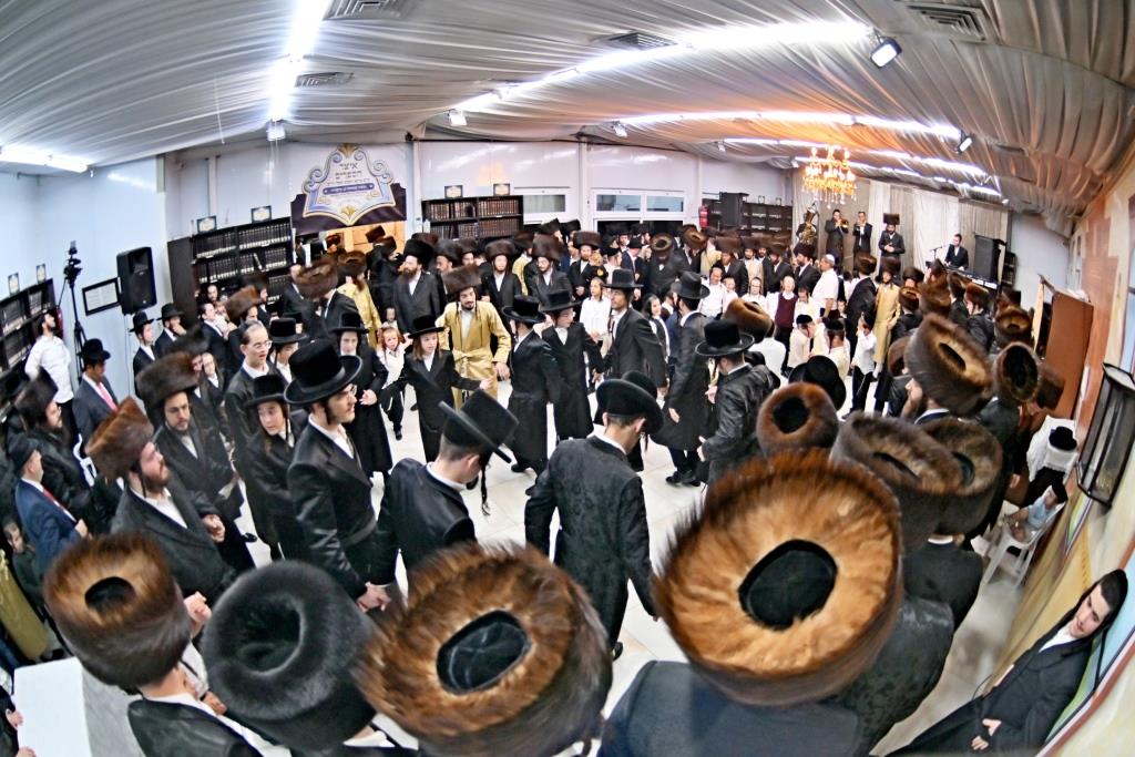 סוכות בחצר הקודש ספינקא בית שמש
