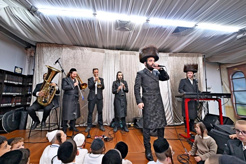 סוכות בחצר הקודש ספינקא בית שמש