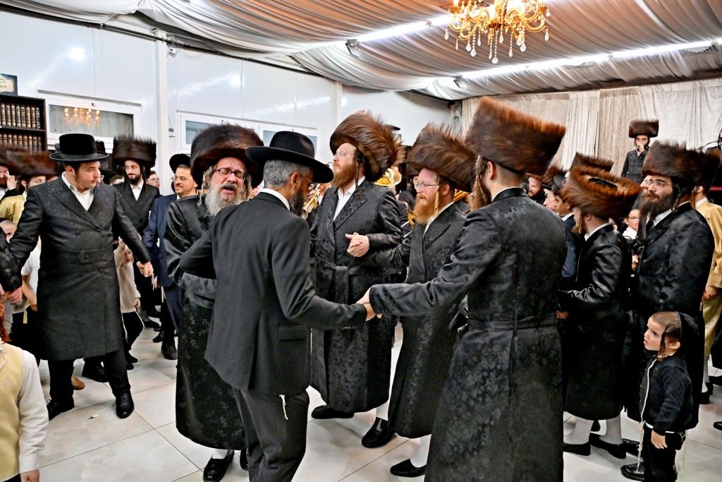 סוכות בחצר הקודש ספינקא בית שמש