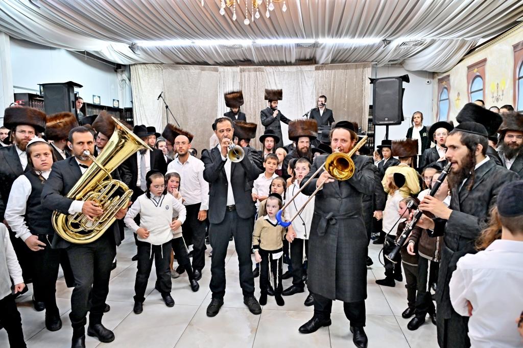 סוכות בחצר הקודש ספינקא בית שמש