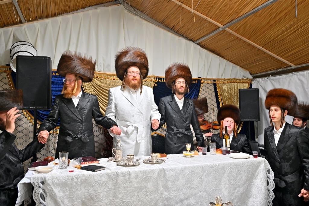 סוכות בחצר הקודש ספינקא בית שמש