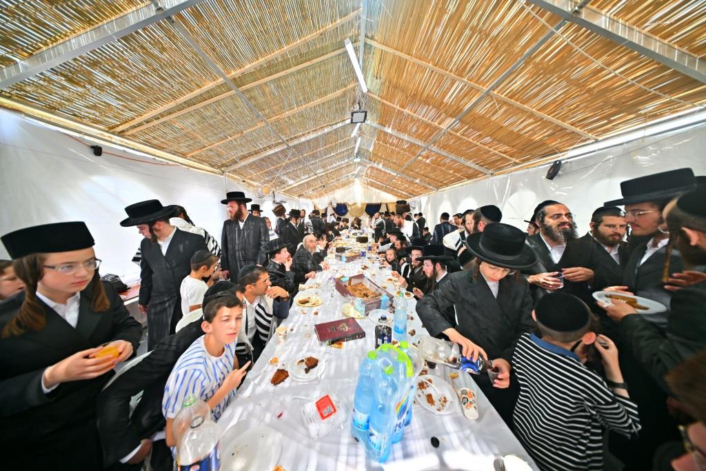סוכות בחצר הקודש ספינקא בית שמש