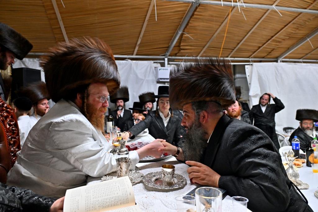 סוכות בחצר הקודש ספינקא בית שמש