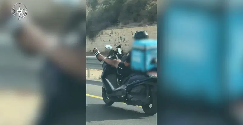 רגליים על הכידון ו'לייק' למצלמה: רוכב הקטנוע שהשתולל בכביש 4 חטף זימון לדין