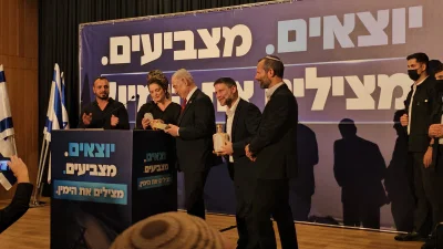 "אבק קדוש": למה נתניהו וסמוטריץ' קיבלו בקבוקי ויסקי מלאים אבק?