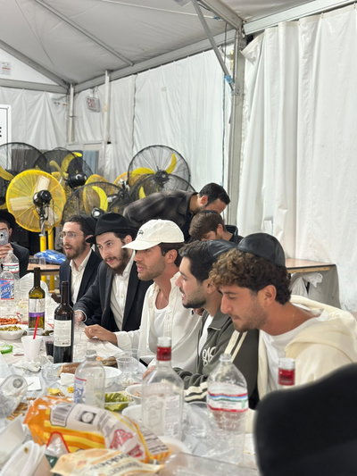 בליל שישי ליד הציון: פדויי השבי בהתוועדות חסידית מרגשת