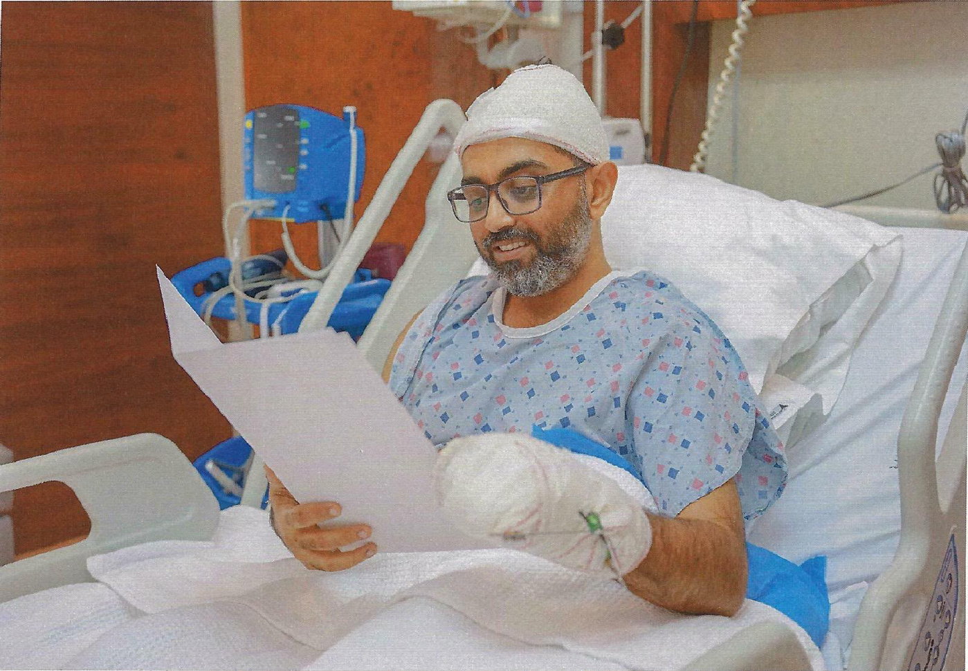 הקברניט קורא את המכתב מהנשיא
