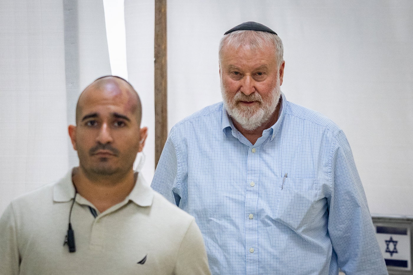 אביחי מנדלבליט בכניסה לעדותו