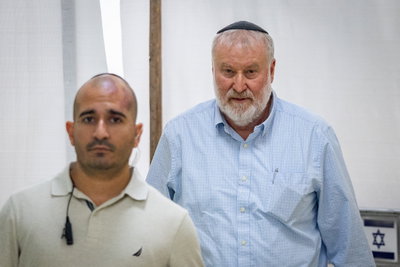 אביחי מנדלבליט בכניסה לעדותו 
