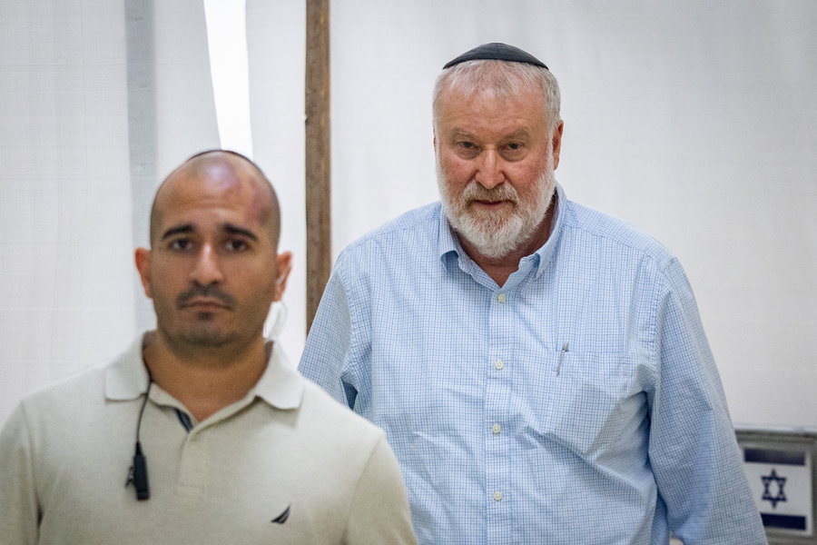 אביחי מנדלבליט בכניסה לעדותו