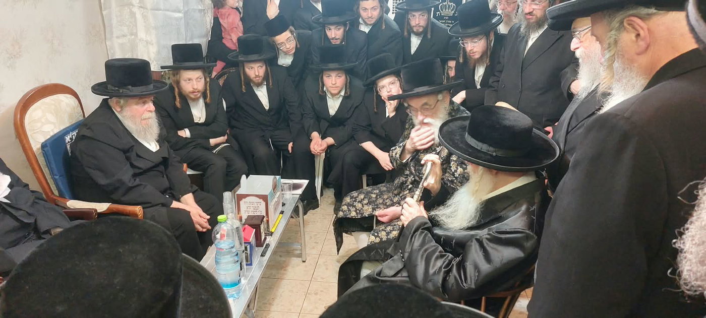 האדמו"רים מצאנז וויזניץ בניחום אבלים אצל הרב יעקב ולצר