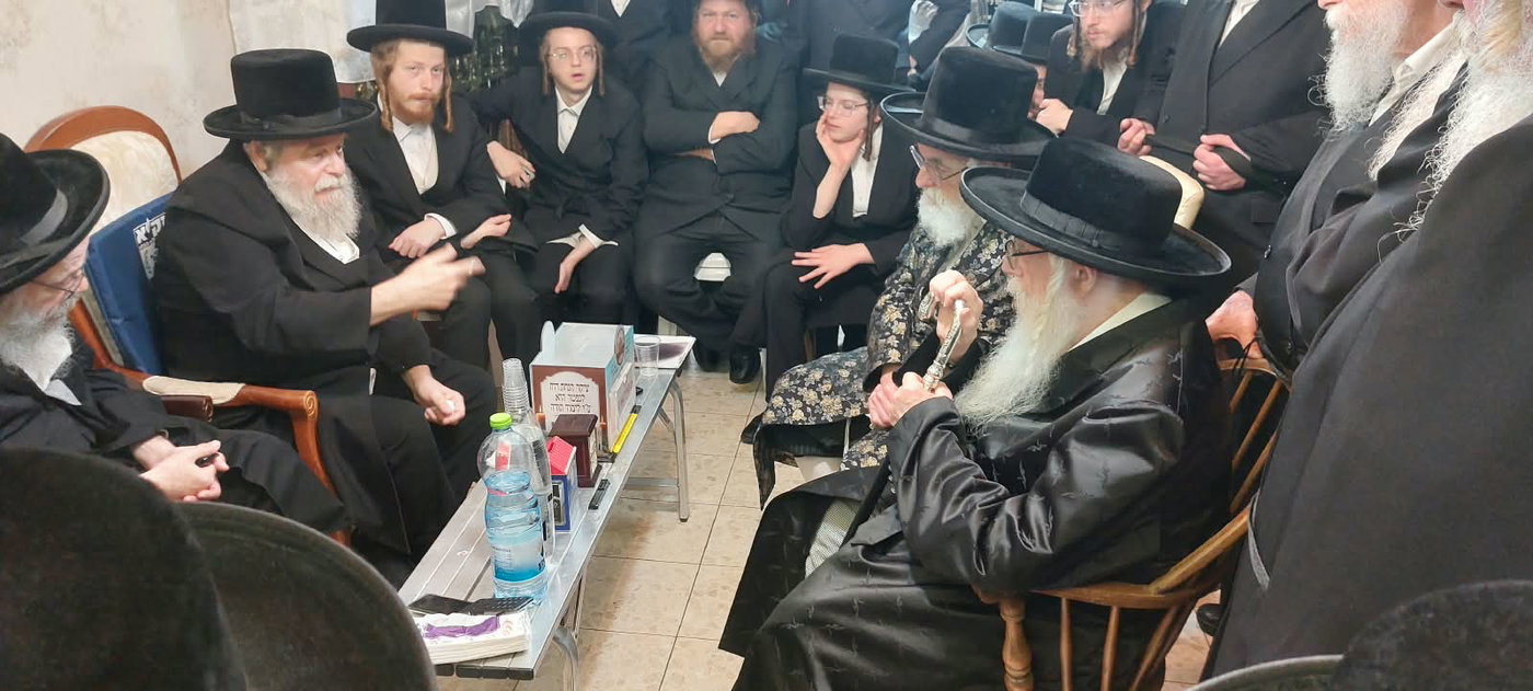 האדמו"רים מצאנז וויזניץ בניחום אבלים אצל הרב יעקב ולצר