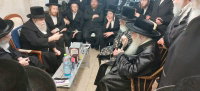 האדמו"רים מצאנז וויזניץ בניחום אבלים אצל הרב יעקב ולצר