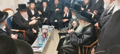 האדמו"רים מצאנז וויזניץ בניחום אבלים אצל הרב יעקב ולצר