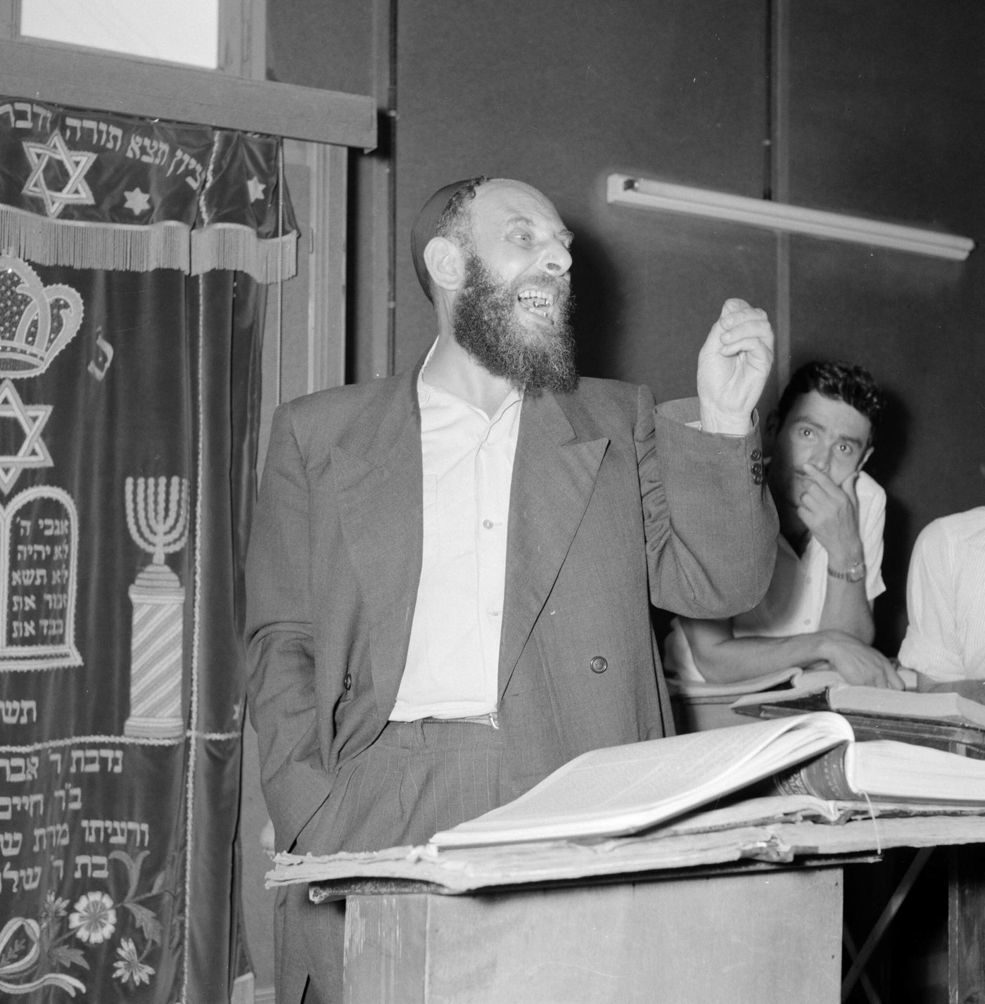 תְּנוּעַת יָד אַחַת שֶׁל הַכְרָעָה, וּבָרָק שֶׁאֵינוֹ כָּבֶה בָּעֵינַיִם