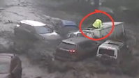 טיפס על גג המשאית: הרגע המפחיד בו שיטפון בזק השתלט על הכביש | צפו