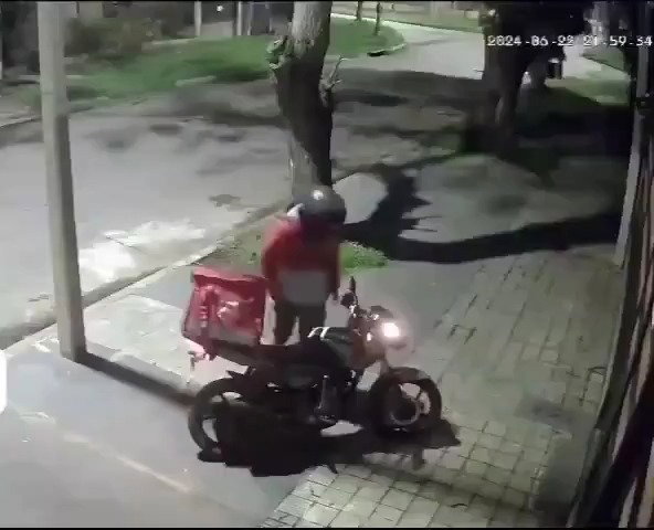 צמד שודדים התחרטו על הרגע שבו השליח פתח את התיק