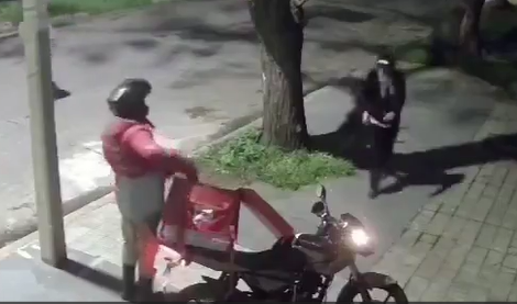 צמד שודדים התחרטו על הרגע שבו השליח פתח את התיק