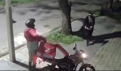 צמד שודדים התחרטו על הרגע שבו השליח פתח את התיק