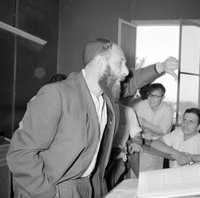 תנועת היד החדה, הזעקה החרישית של הריתחא דאורייתא, והעיניים היוקדות שמגלות את הסוד הגנוז בתורה המסורה