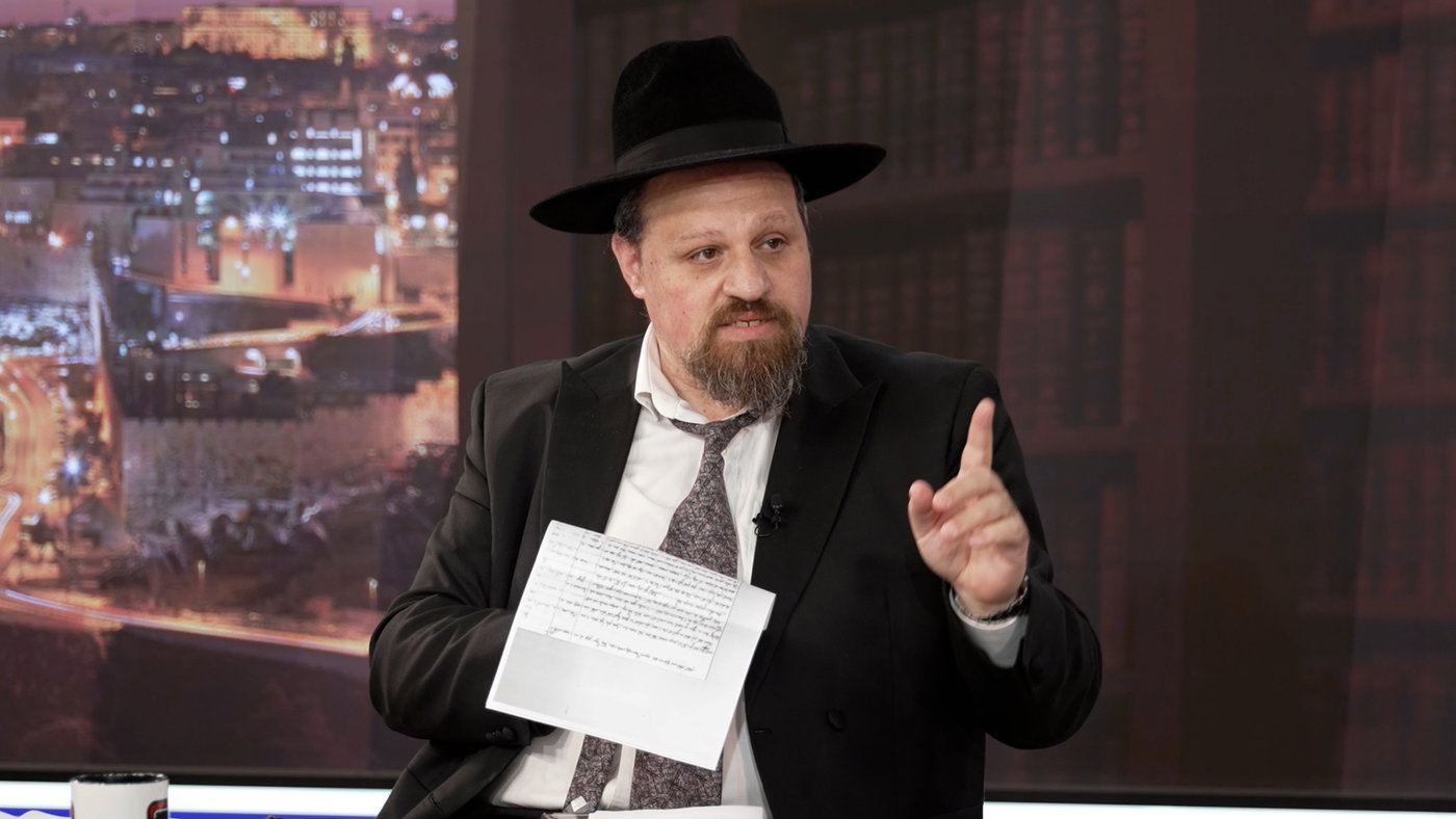 הגאון רבי עובדיה יוסף טולדנו עם המחברת הגנוזה