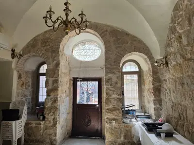 בית המדרש ההיסטורי בחצר שטרויס. כיום חדר אוכל לישיבת נתיבות אהרן