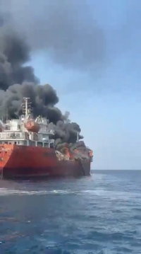תיעוד מקרוב: מכלית הנפט עולה באש לאחר תקיפה איראנית - 2 עדיין נעדרים