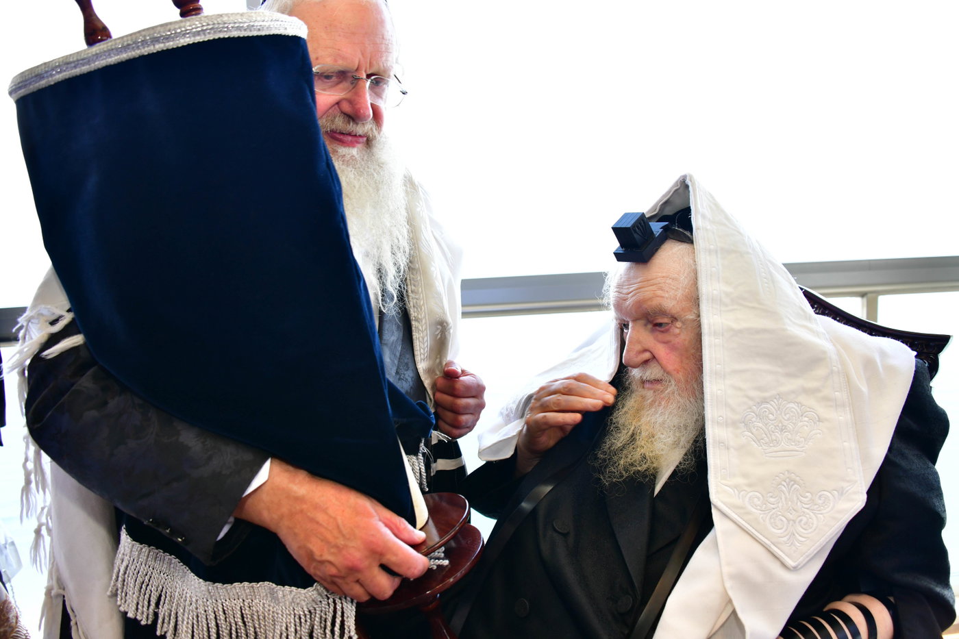 הגר"מ שטרנבוך בתפילת שחרית בנתניה
