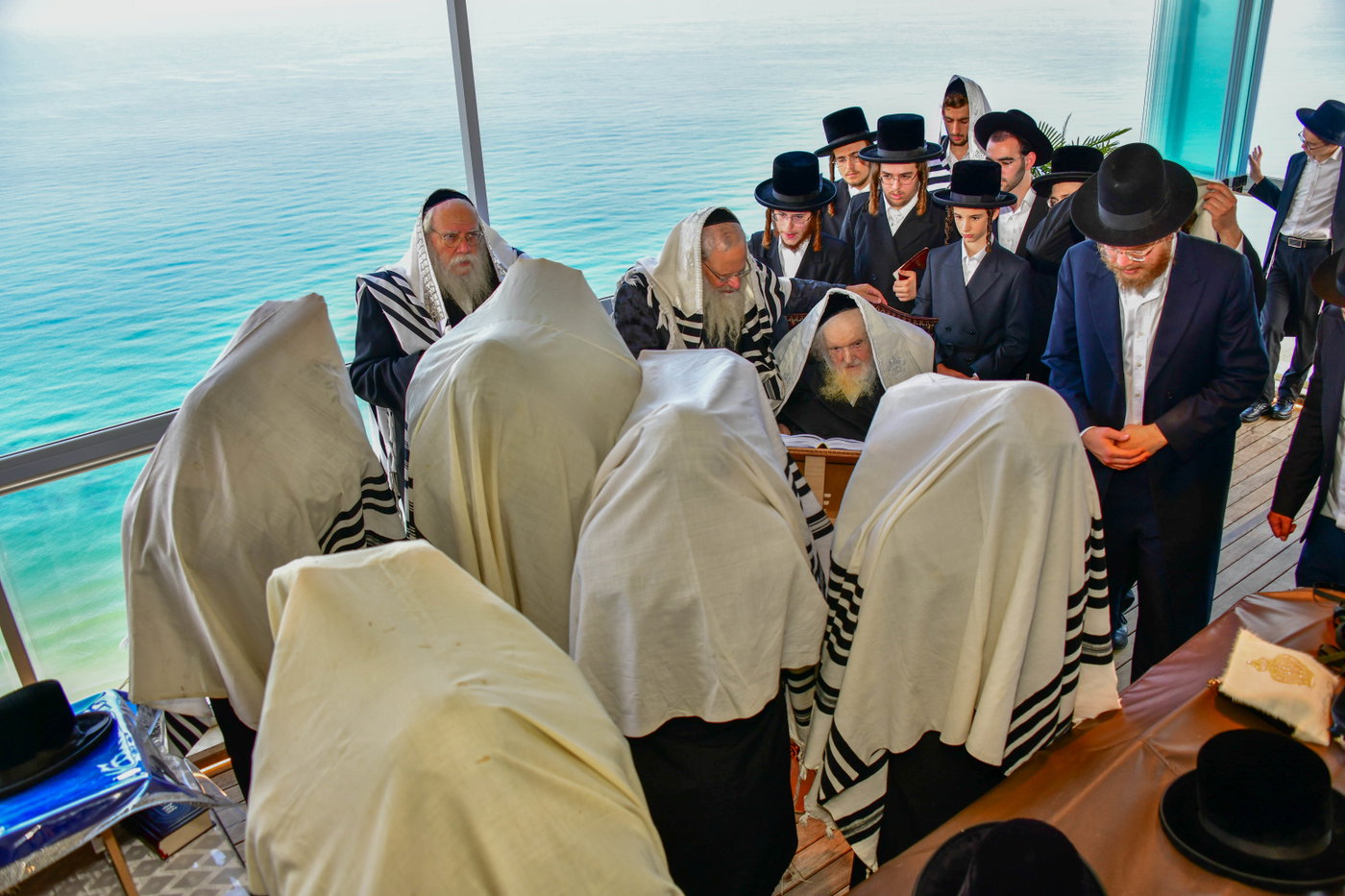 הגר"מ שטרנבוך בתפילת שחרית בנתניה