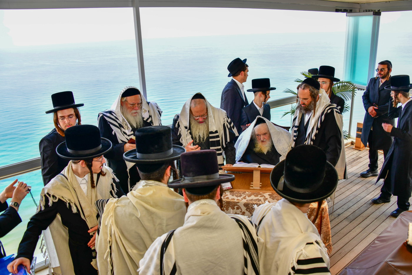 הגר"מ שטרנבוך בתפילת שחרית בנתניה