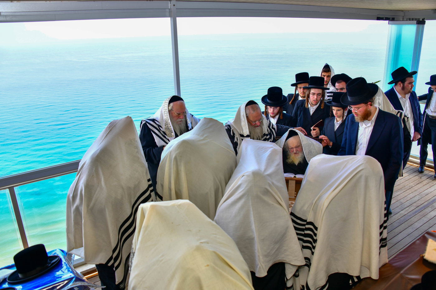 הגר"מ שטרנבוך בתפילת שחרית בנתניה